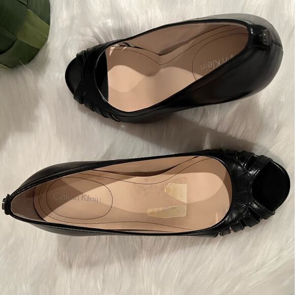 NEW Calvin Klein Wedge Flare Leather Peep Toe Pumps Black Size 6 NWOT - Picture 11 of 15